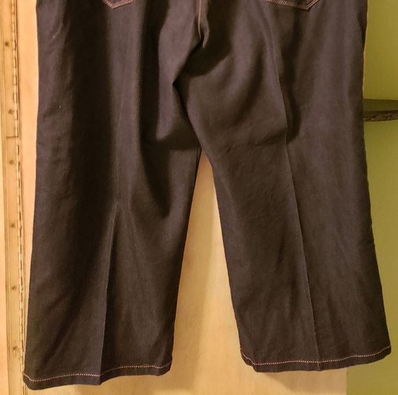 Larry Levine Black denim capri - Picture 4 of 6